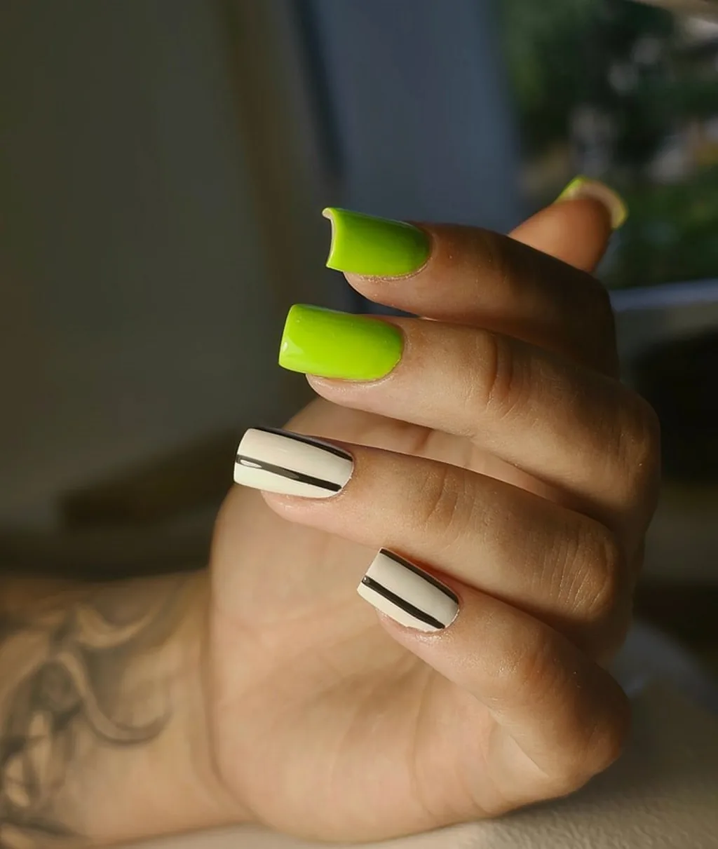 Ryškiai žalias ir neutralus manikiūras ant ilgų nagų