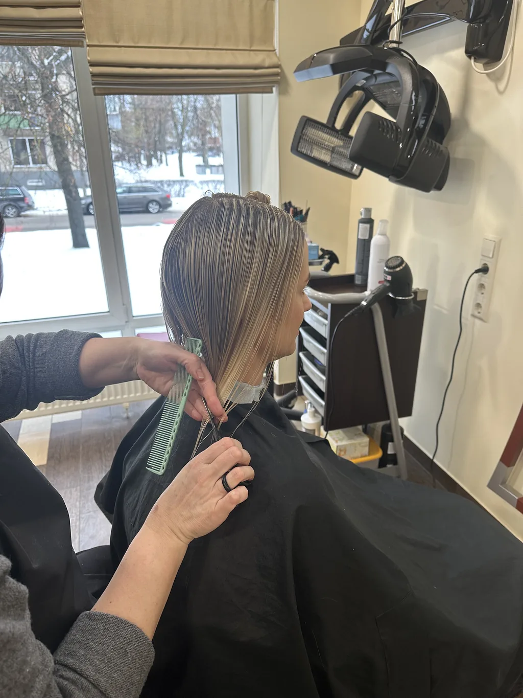 Moteriško kirpimo procesas Vilkaviškyje