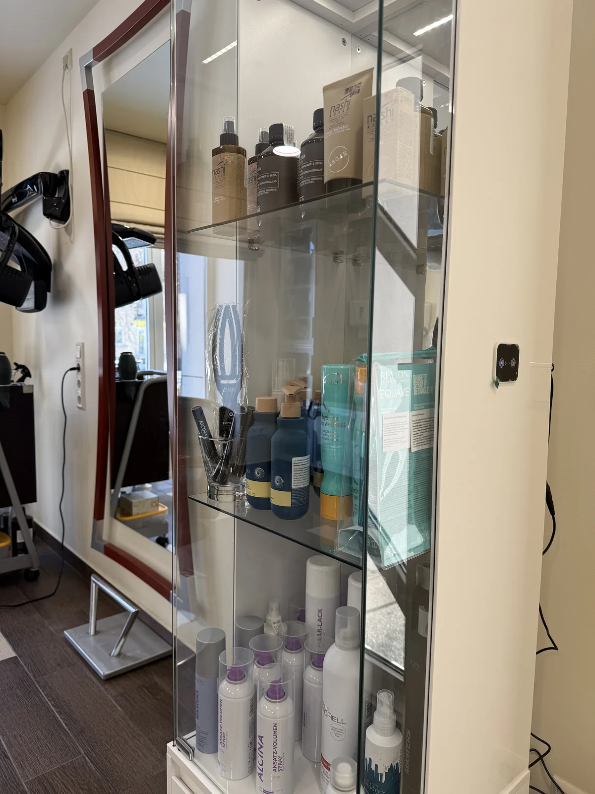 Pagrindinis 19 Priemonės, naudojamos plaukų kirpimui ir šukavimui Elegansuus grožio salone