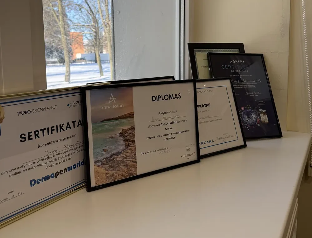 Elegansuus grožio salone dirbančios kosmetologės sertifikatai