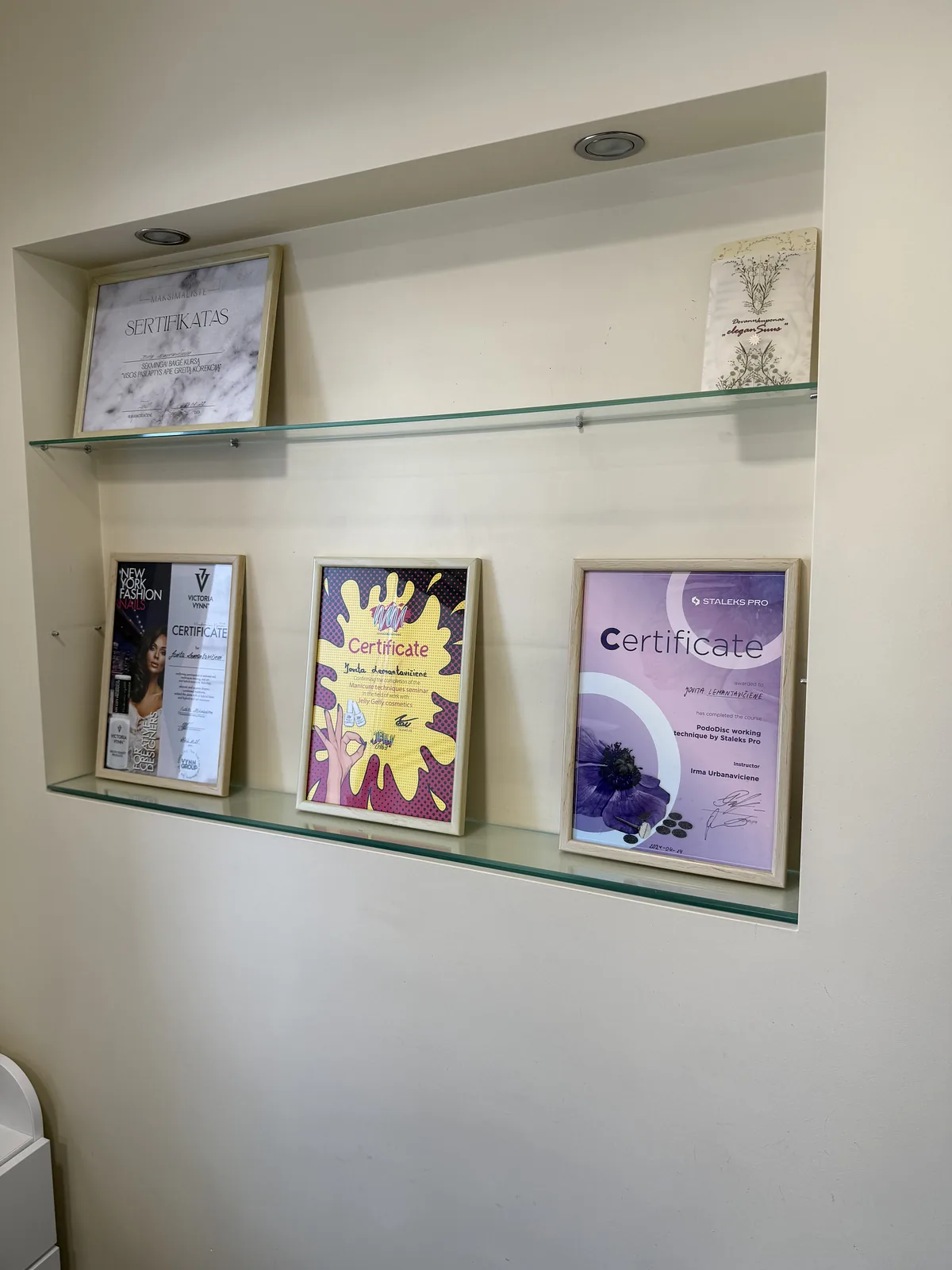 Pagrindinis 18 Elegansuus manikiūro meistrės sertifikatai