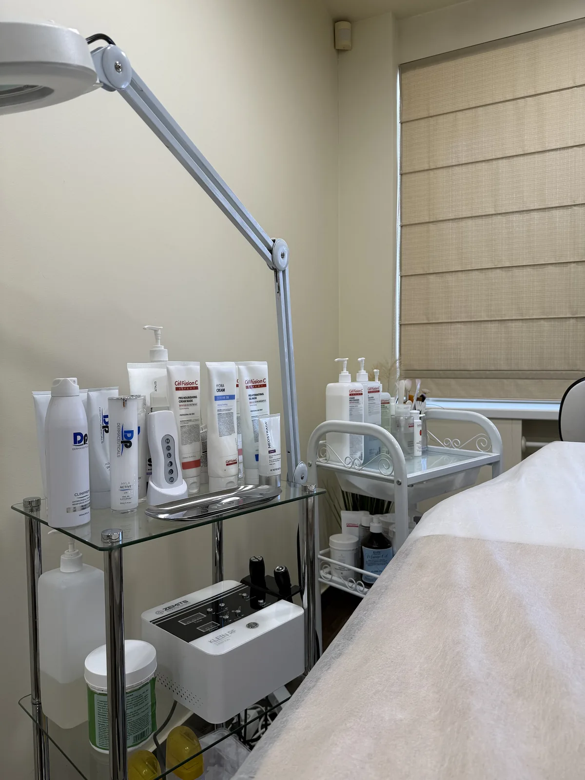 Pagrindinis 16 Priemonės, naudojamos veido procedūrų metu Elegansuus grožio salone Vilkaviškyje