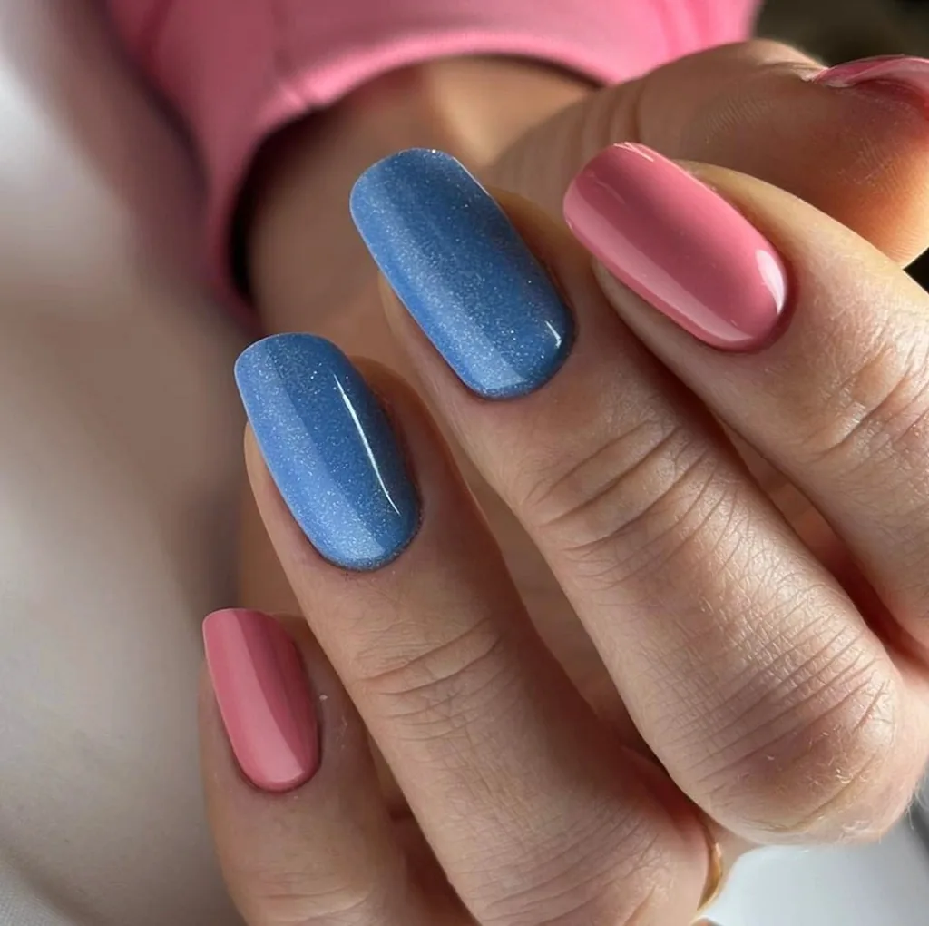 Mėlynas ir rožinis gelinis manikiūras ant natūralių nagų