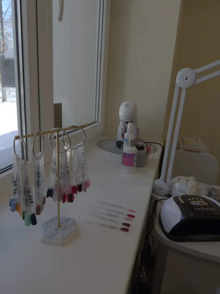 Manikiūras ir Pedikiūras 6 Nago priauginimas Elegansuus grožio salone