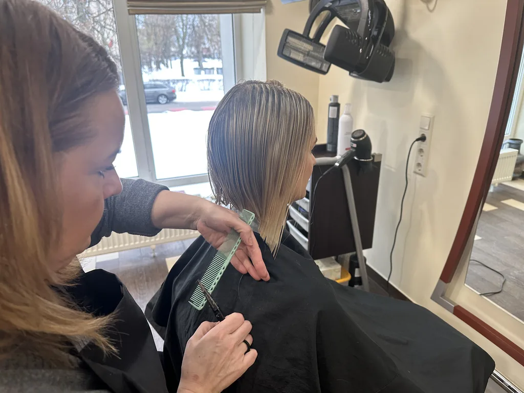 Paslaugos 1 Moteriško kirpimo precesas grožio salone Elegansuus