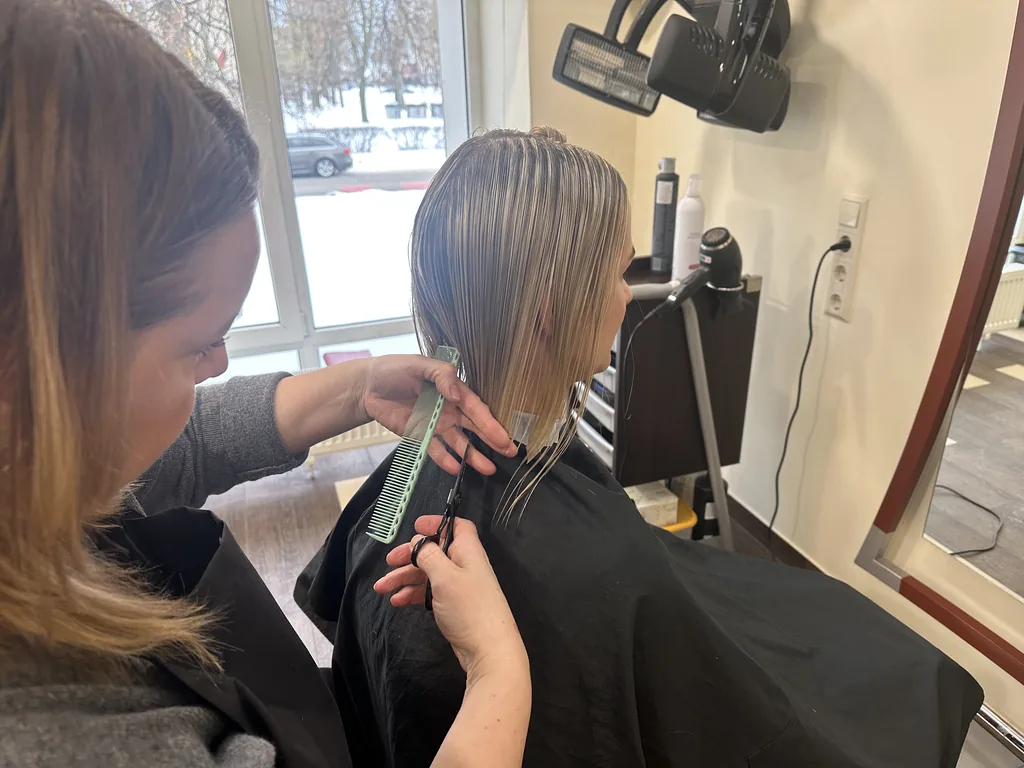 Kirpėja atliekanti moterišką kirpimą Vilkaviškyje