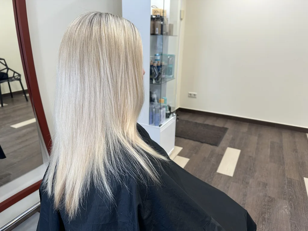 Pagrindinis 4 Moteriškas kirpimas Elegansuus grožio salone Vilkaviškyje