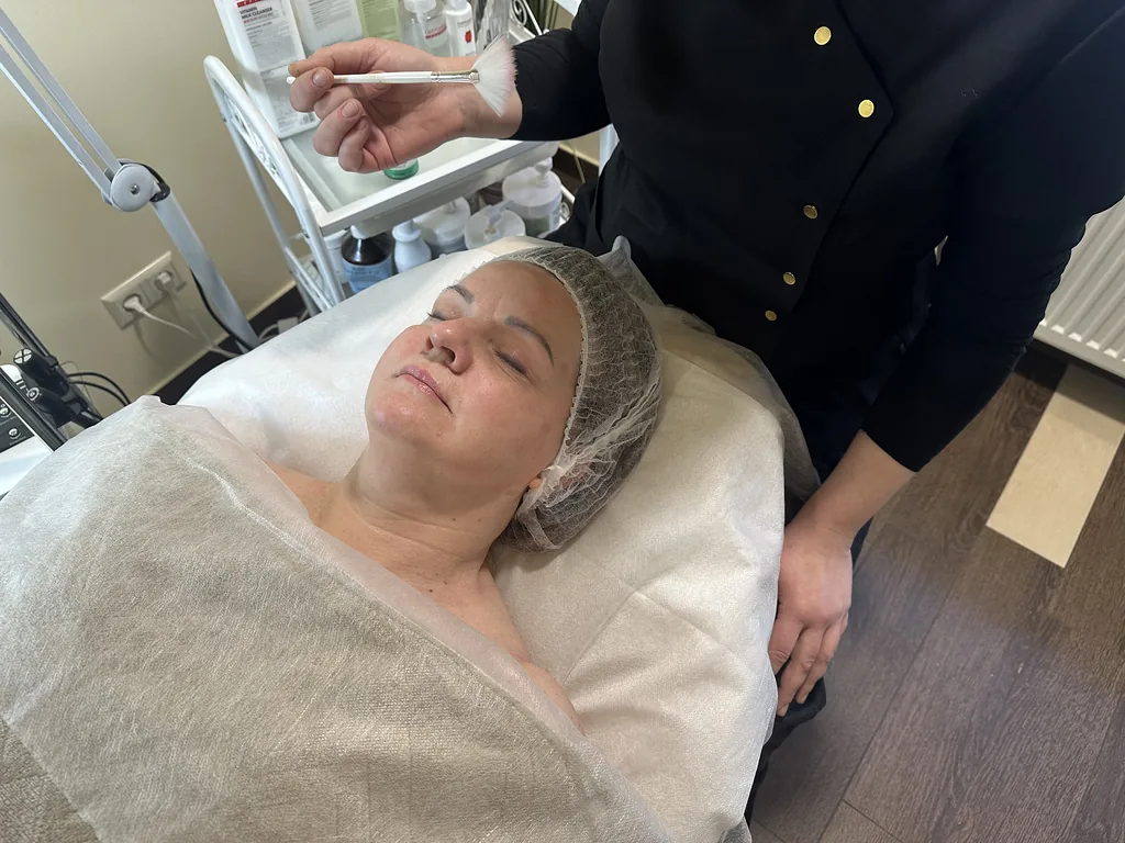 Paslaugos 4 Atliekama skaistinanti procedūra Elegansuus grožio salone